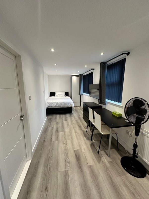 Flat Sedgmoor Place in London Borough of Southwark
