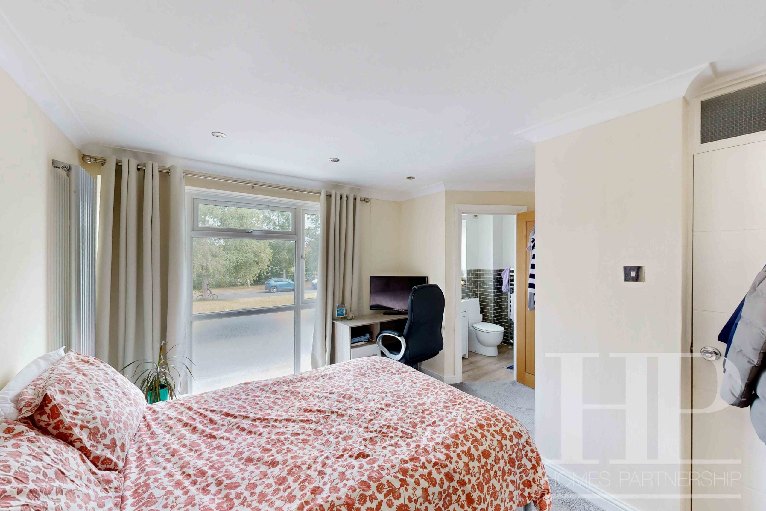 Room Ardingly Close in Crawley
