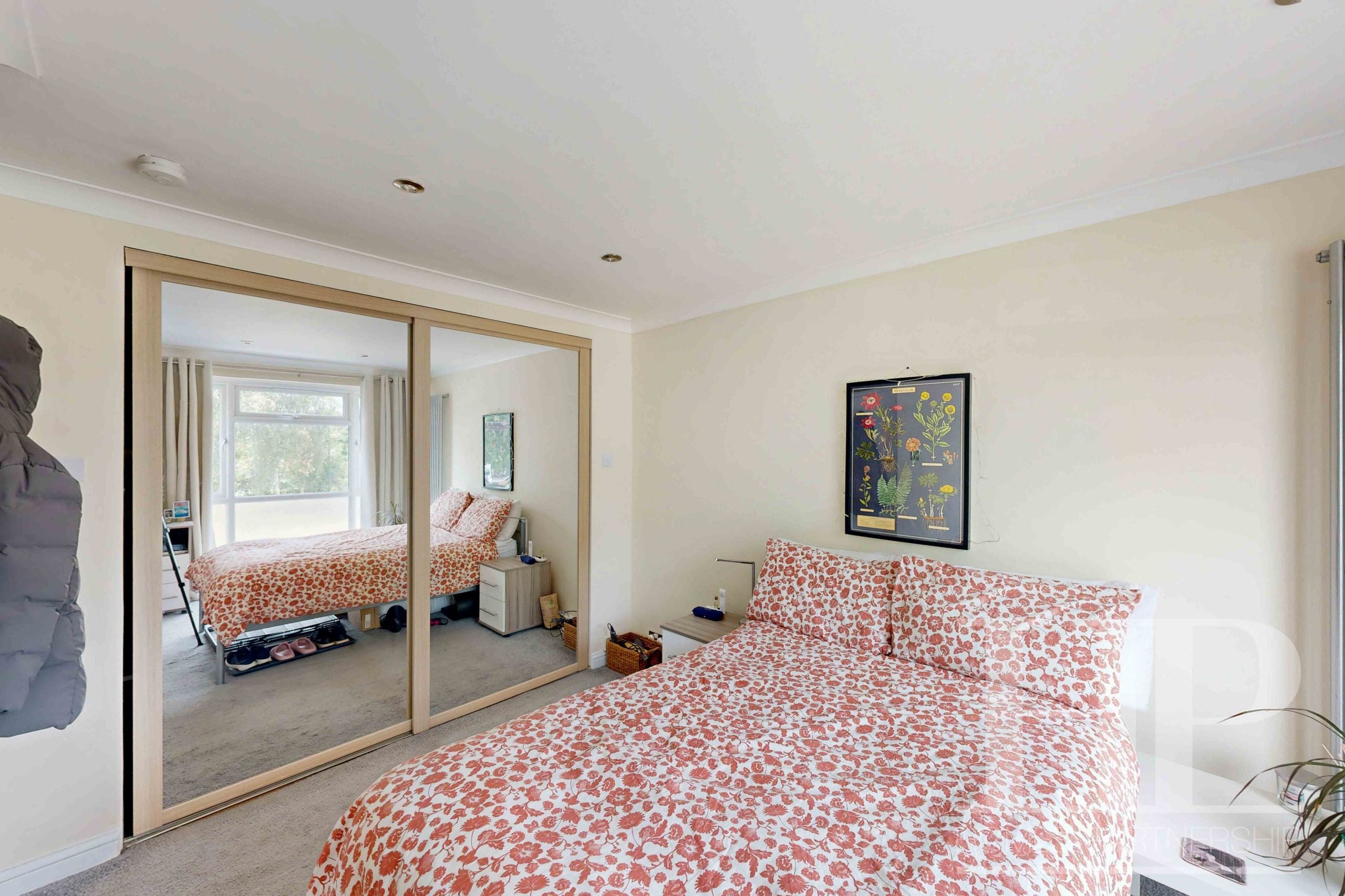 Room Ardingly Close in Crawley