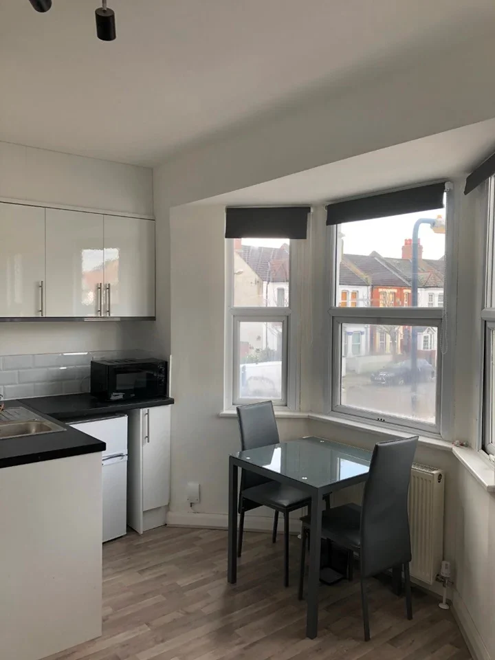 Room Gallosson Road in Greater London