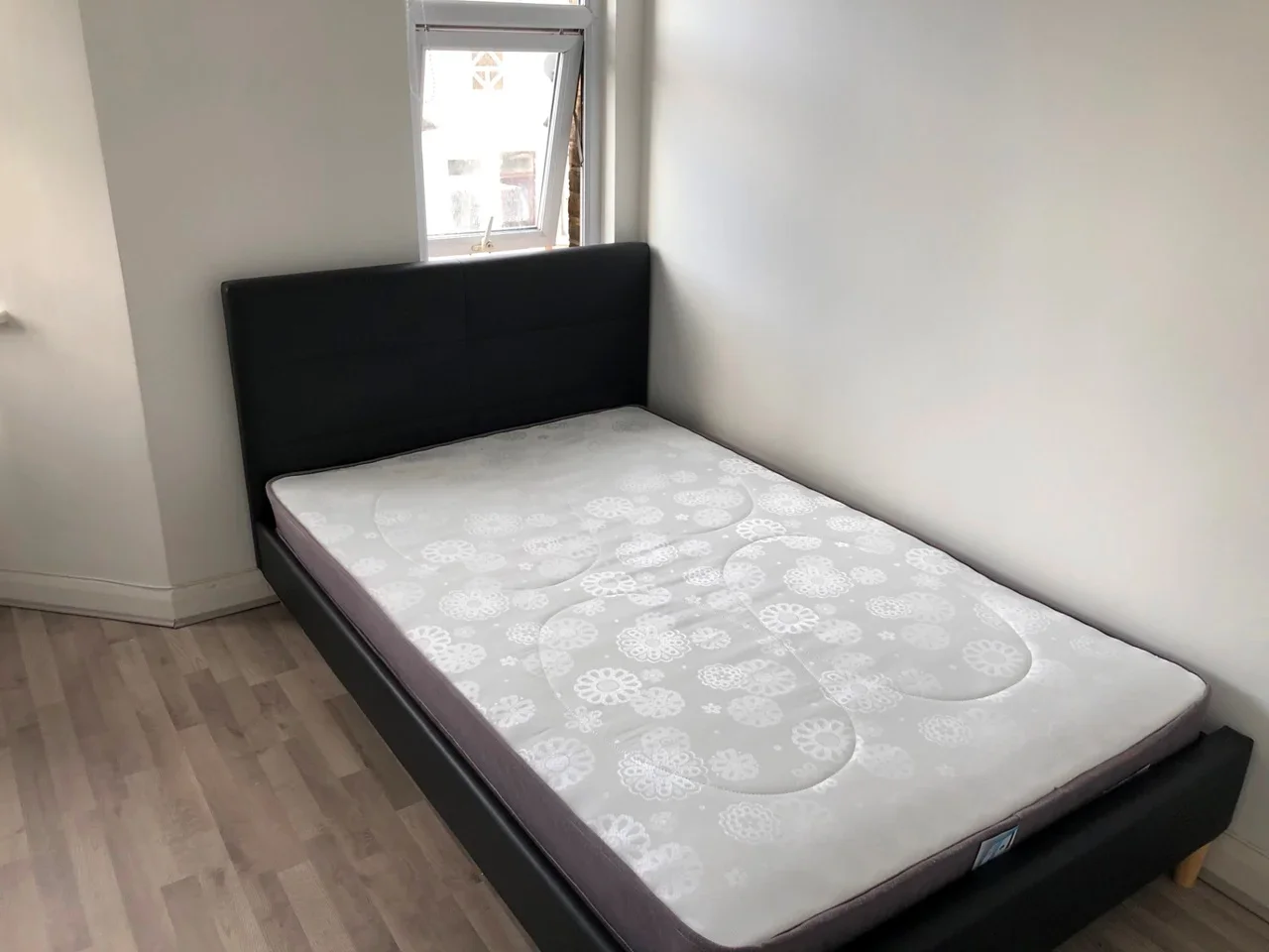 Room Gallosson Road in Greater London