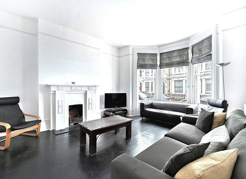 Flat Beaumont Crescent in Greater London