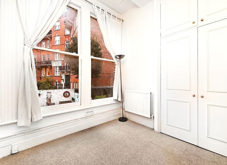 Flat Beaumont Crescent in Greater London
