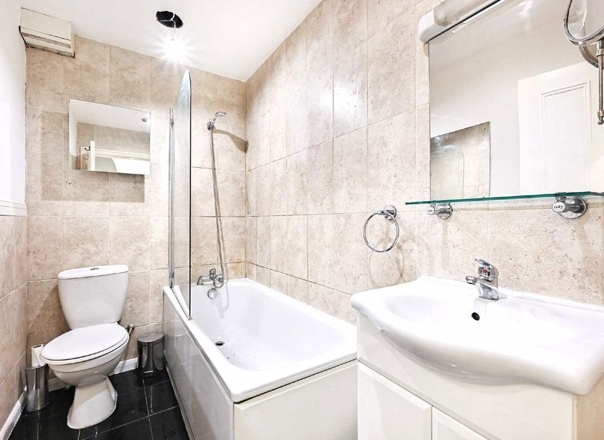 Flat Beaumont Crescent in Greater London