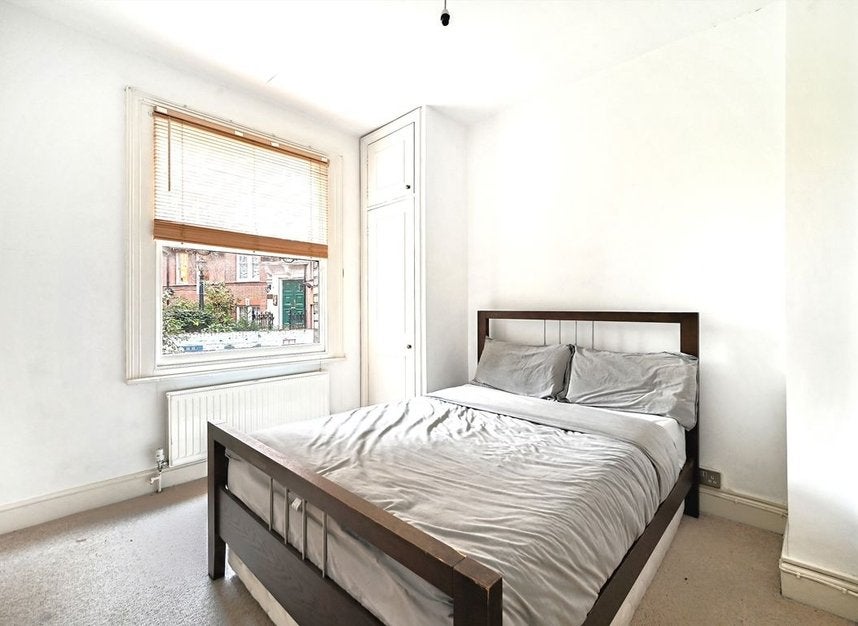 Flat Beaumont Crescent in Greater London
