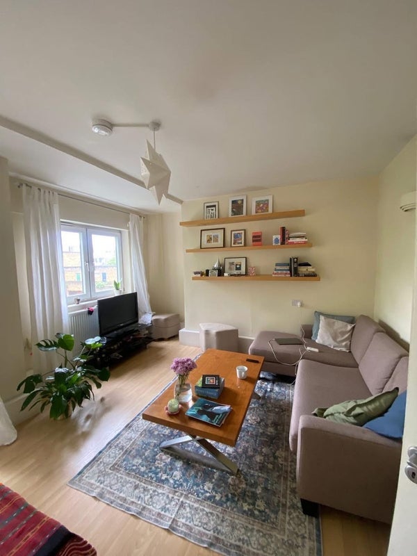 Room Compton Street in Greater London