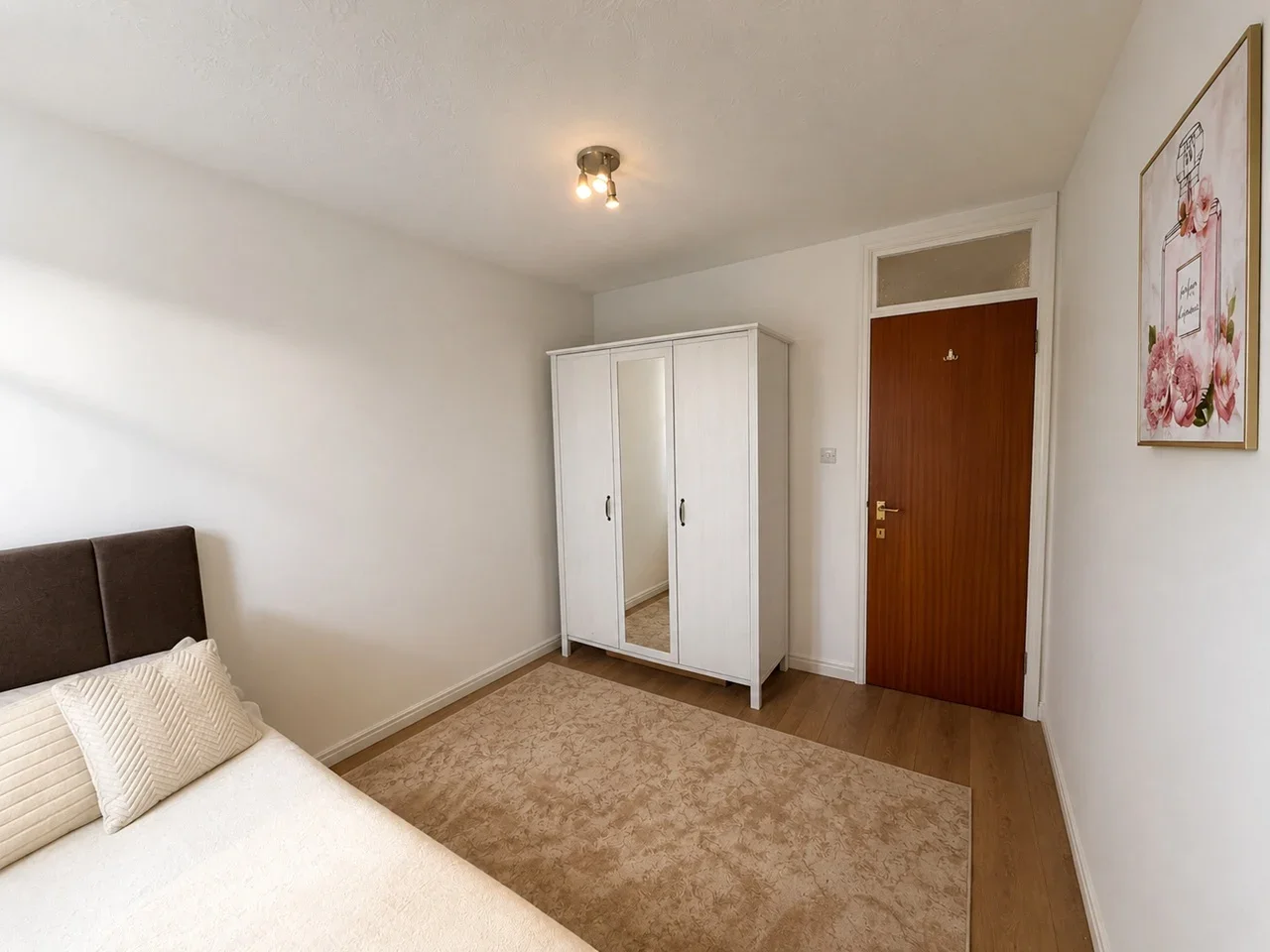 Room Neeld Crescent in Greater London
