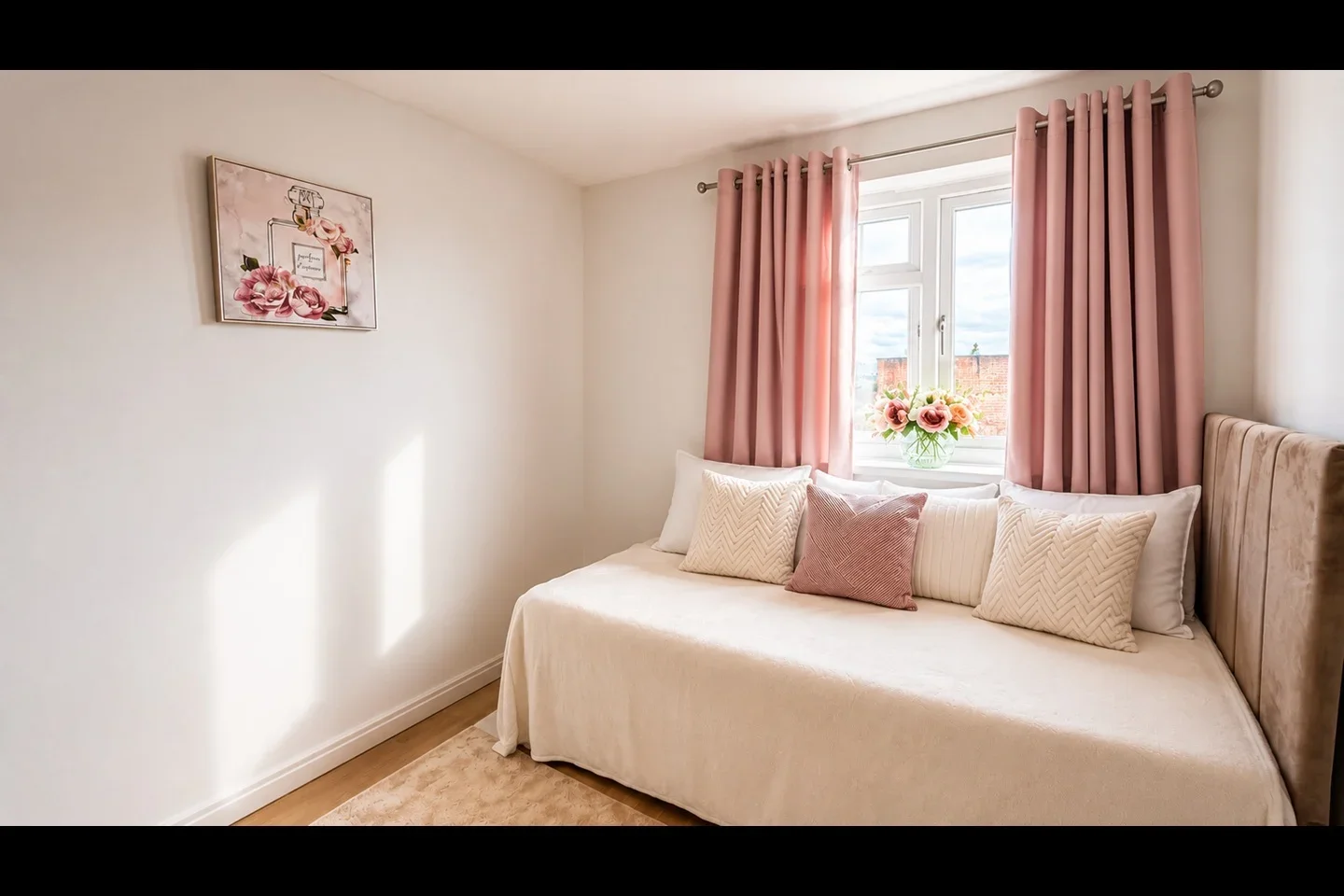 Room Neeld Crescent in Greater London