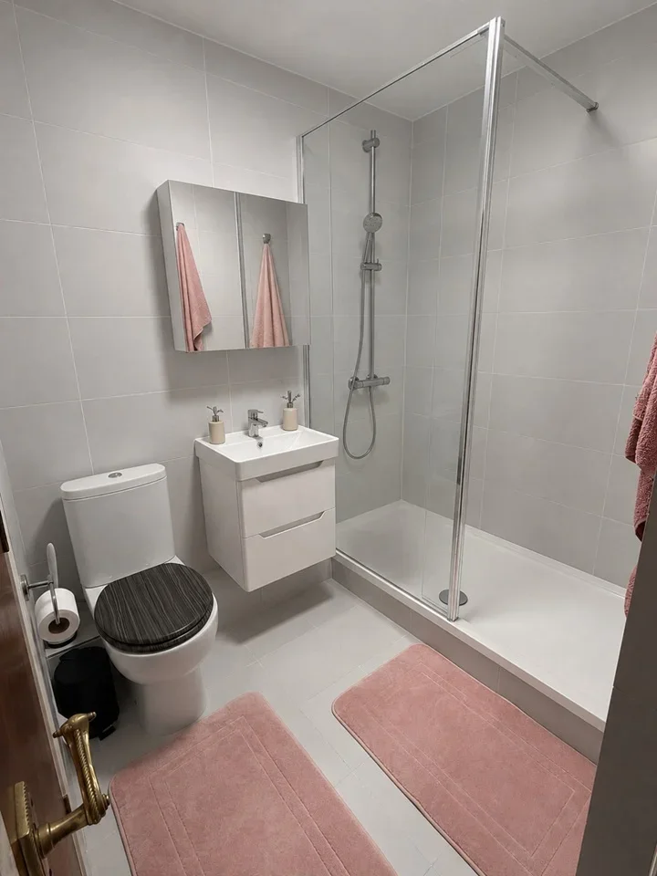 Room Neeld Crescent in Greater London
