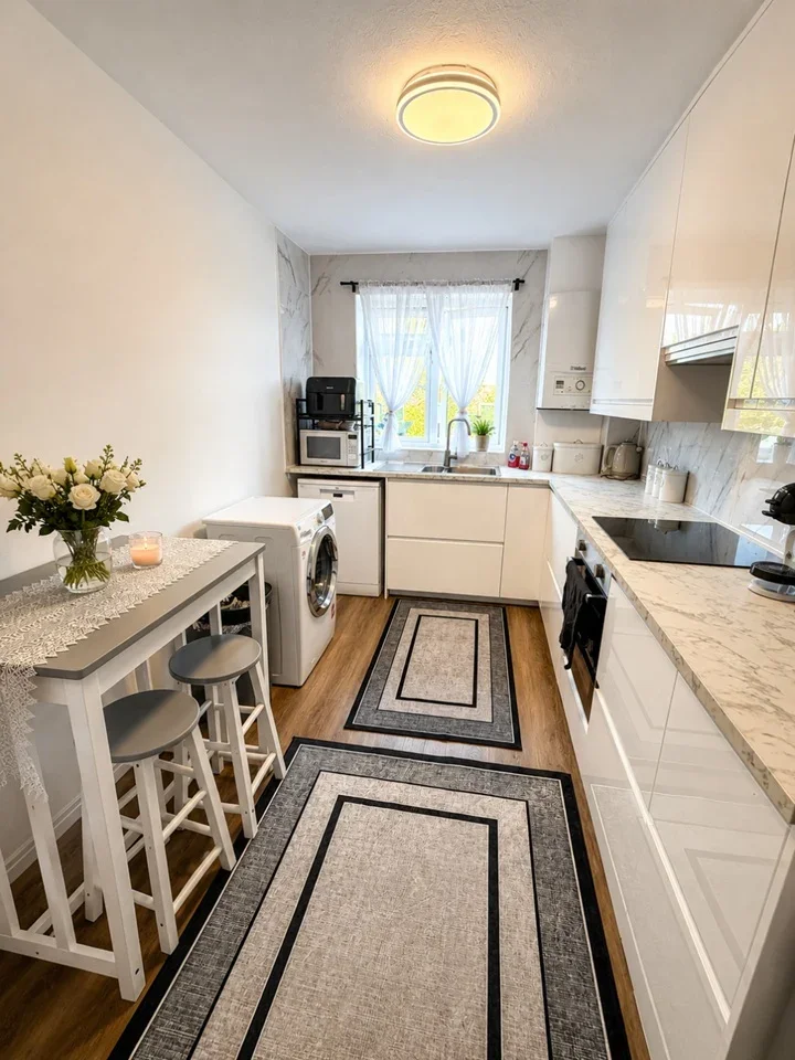Room Neeld Crescent in Greater London
