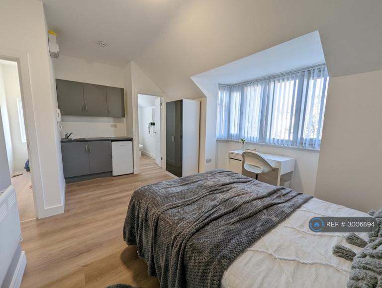 Room The Meadow Way in Greater London