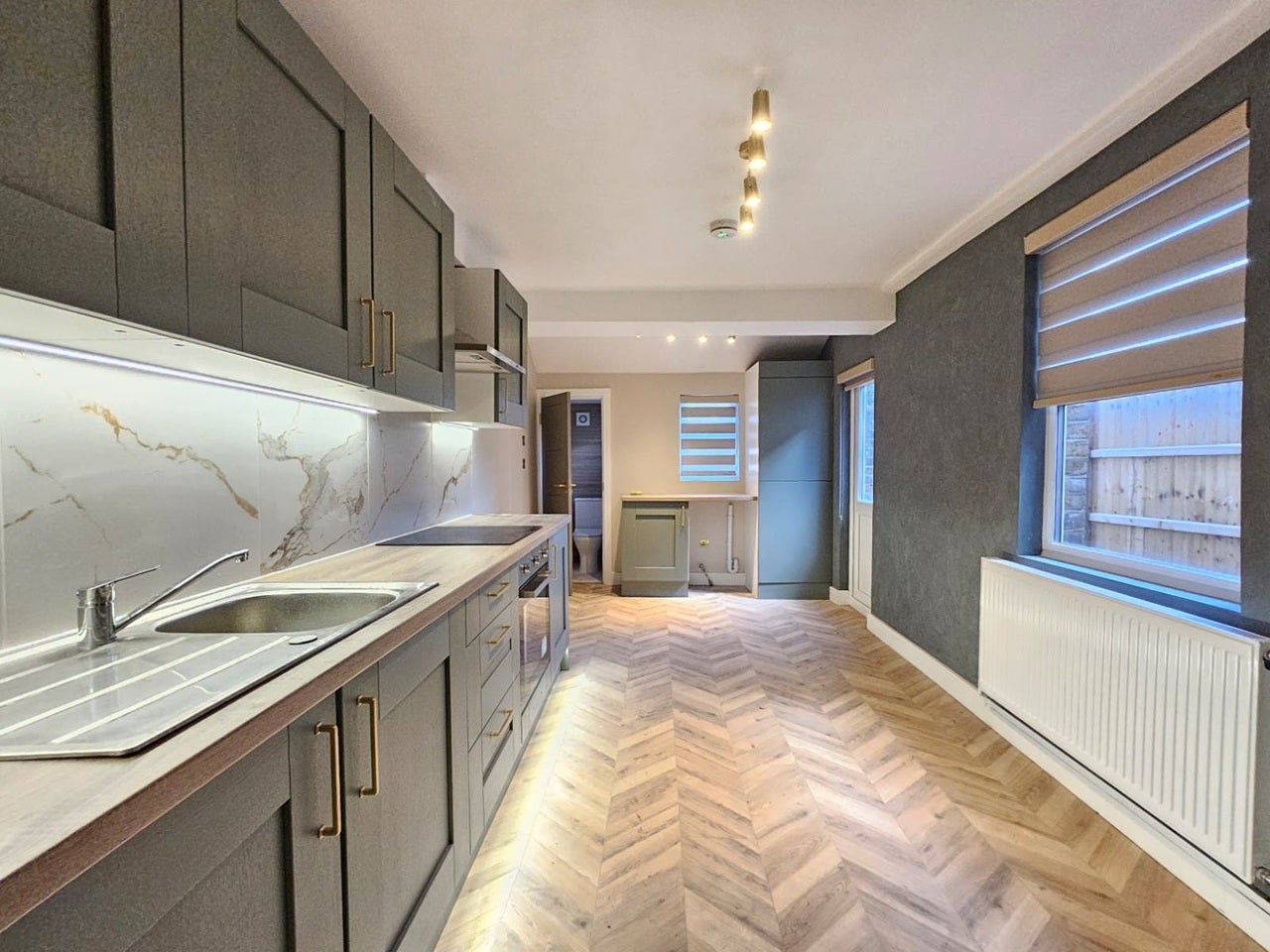 Flat Chase Side in Greater London