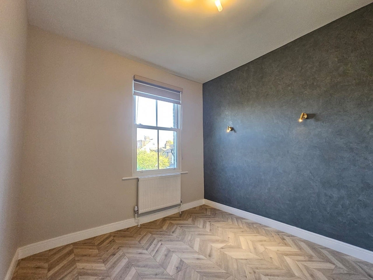 Flat Chase Side in Greater London