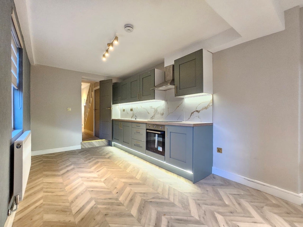 Flat Chase Side in Greater London