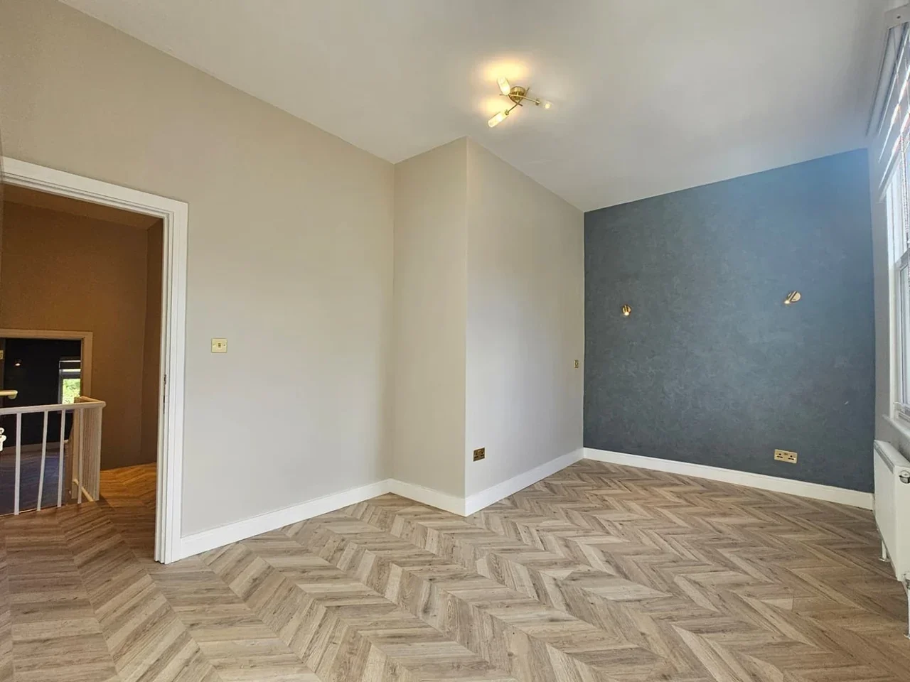 Flat Chase Side in Greater London