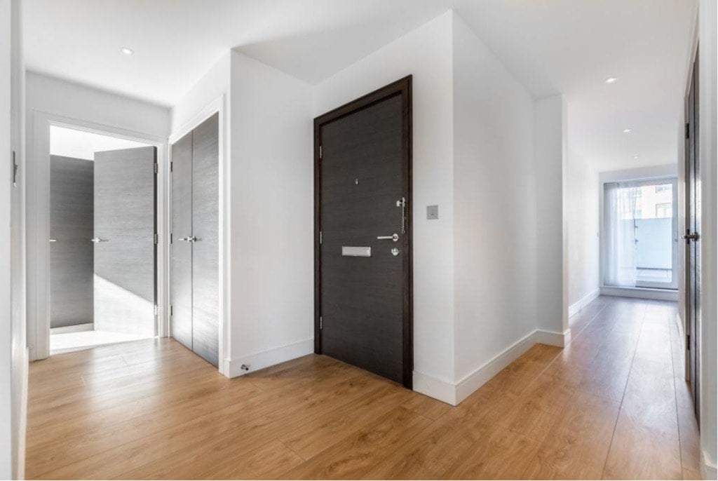Flat New Broadway in Greater London