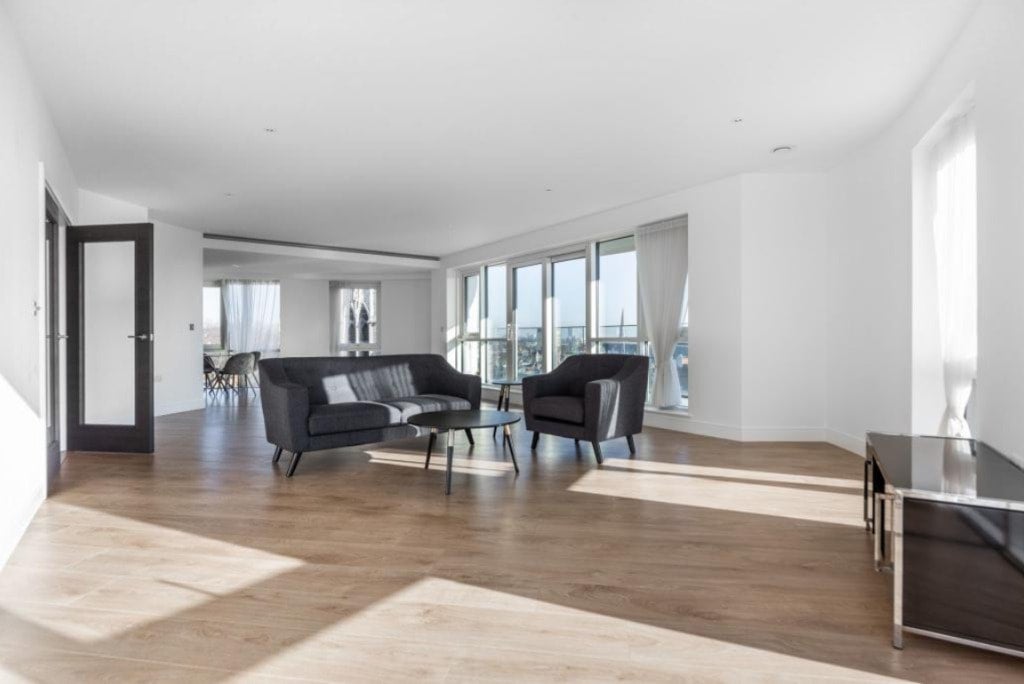Flat New Broadway in Greater London