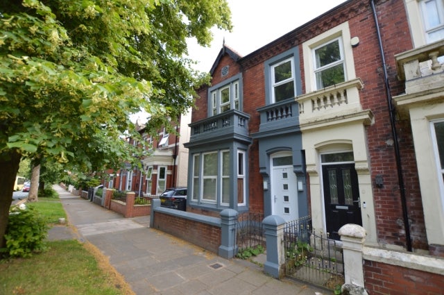 Flat Mesnes Park Terrace in Wigan