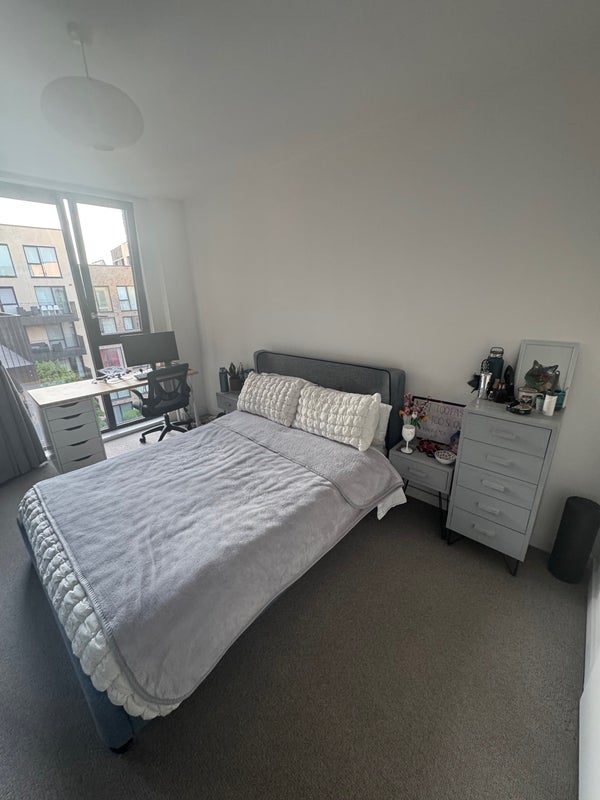 Room Forrester Way in Greater London