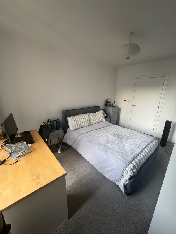 Room Forrester Way in Greater London