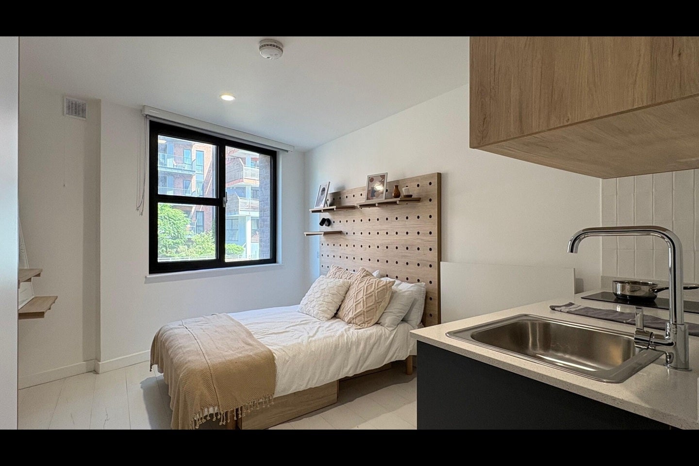 Room Commercial Road in Greater London