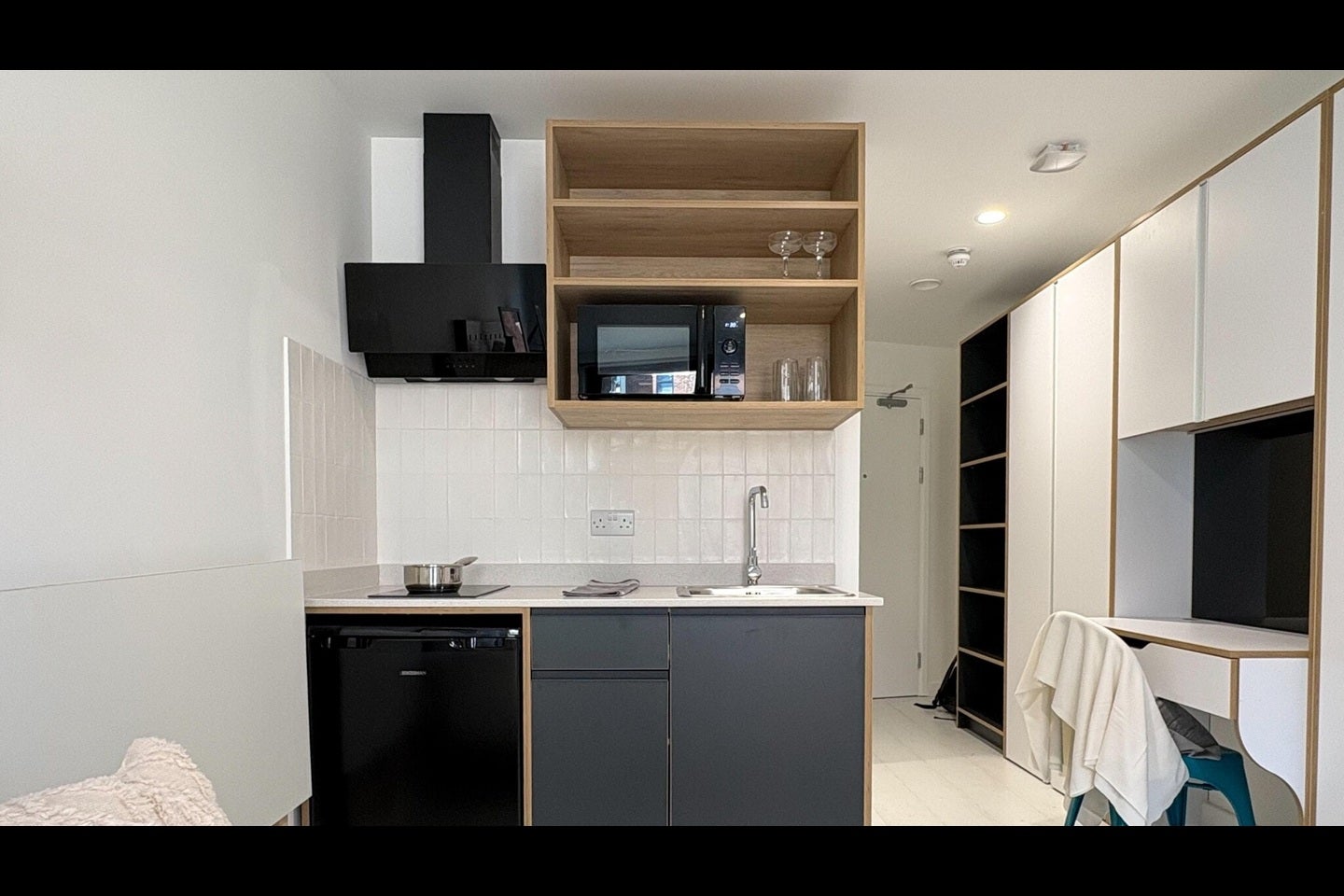 Room Commercial Road in Greater London