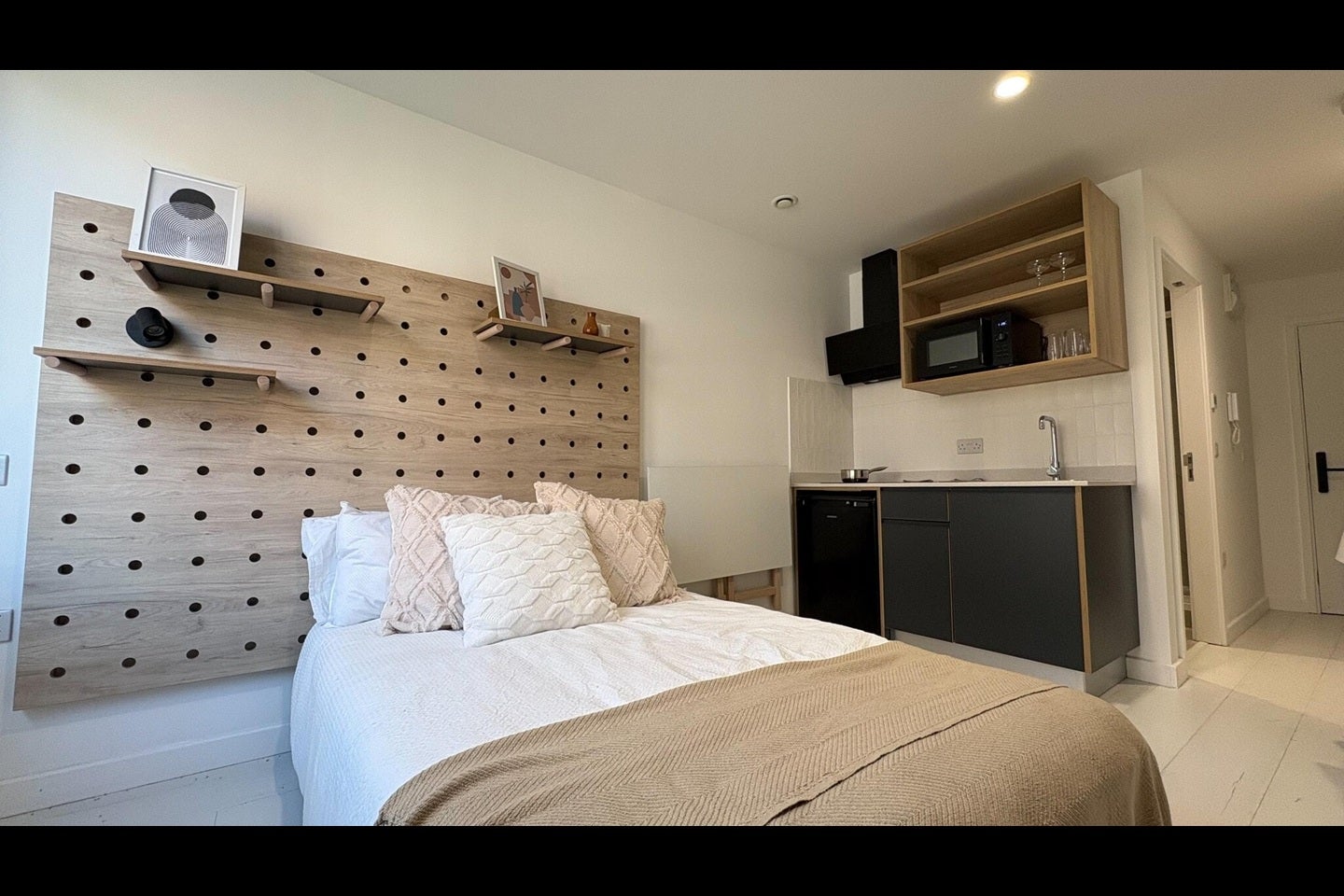 Room Commercial Road in Greater London