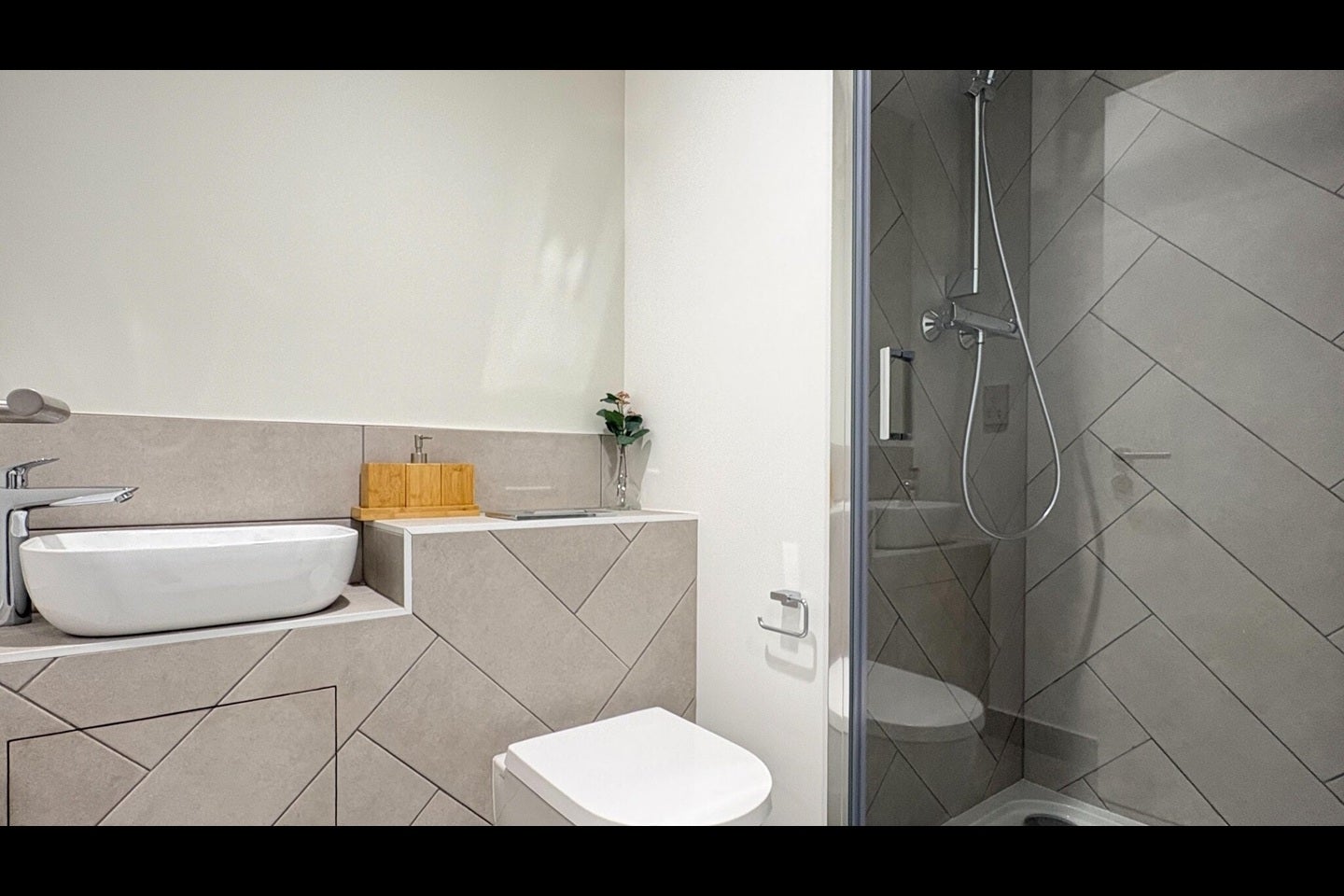 Room Commercial Road in Greater London
