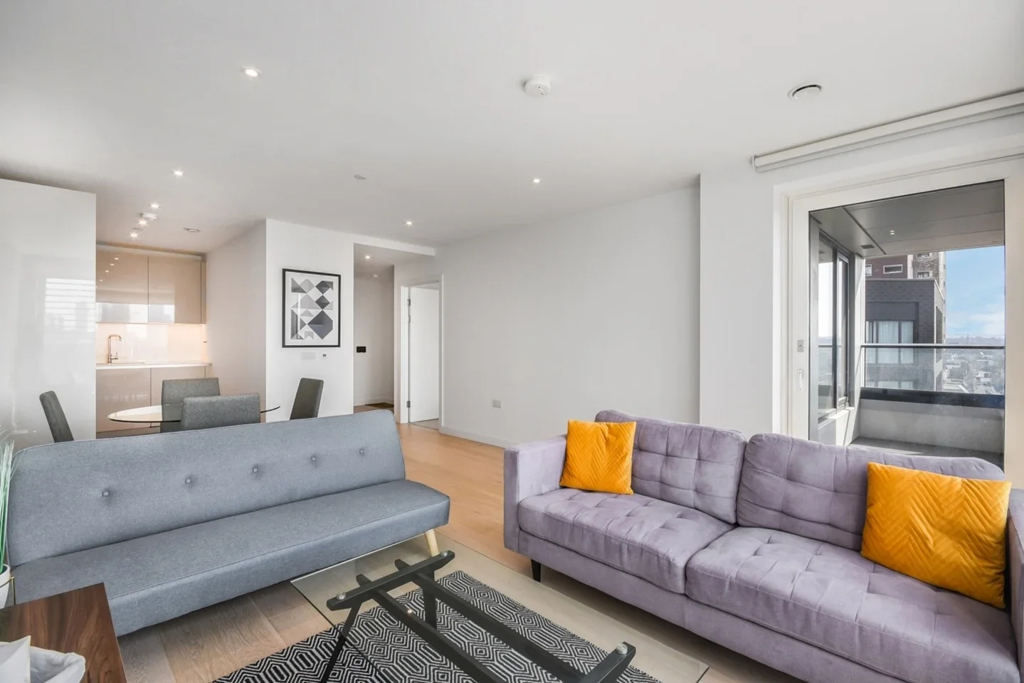 Flat Deacon Street in Greater London