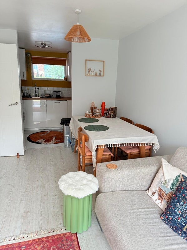 Flat Hermitage Close in London