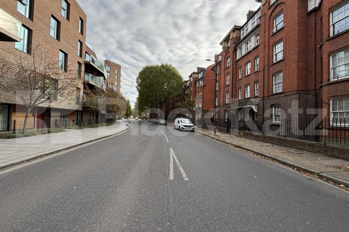 Flat Borough High Street in Greater London