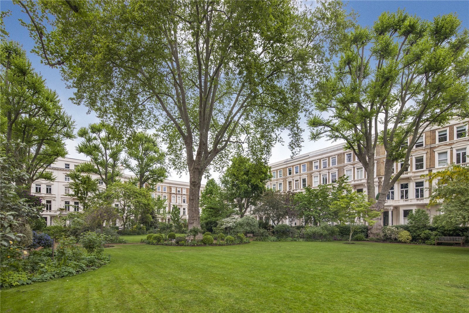 Flat Earl's Court Square in Greater London