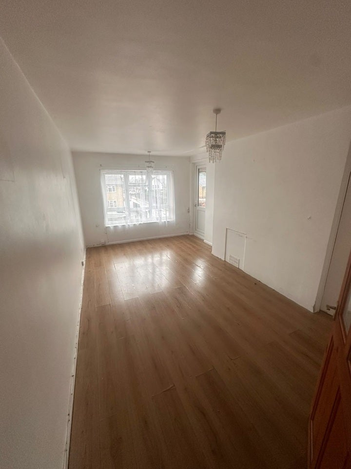 Flat Eldred Drive in Greater London