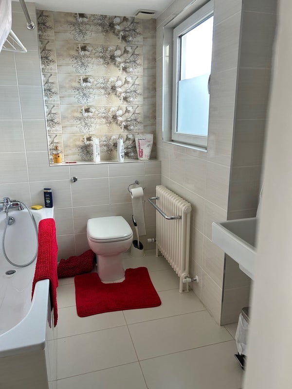 Room Griffiths Road in Greater London