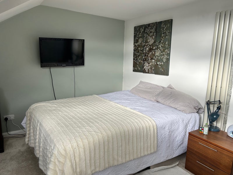 Room Griffiths Road in Greater London