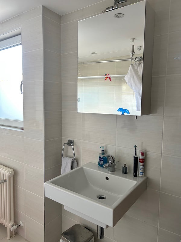 Room Griffiths Road in Greater London
