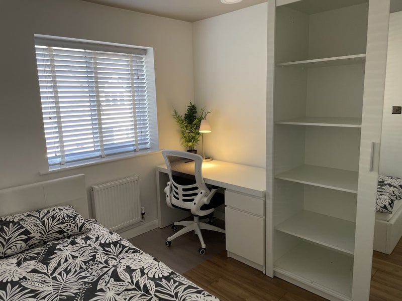 Room Tilshead Road in Manchester