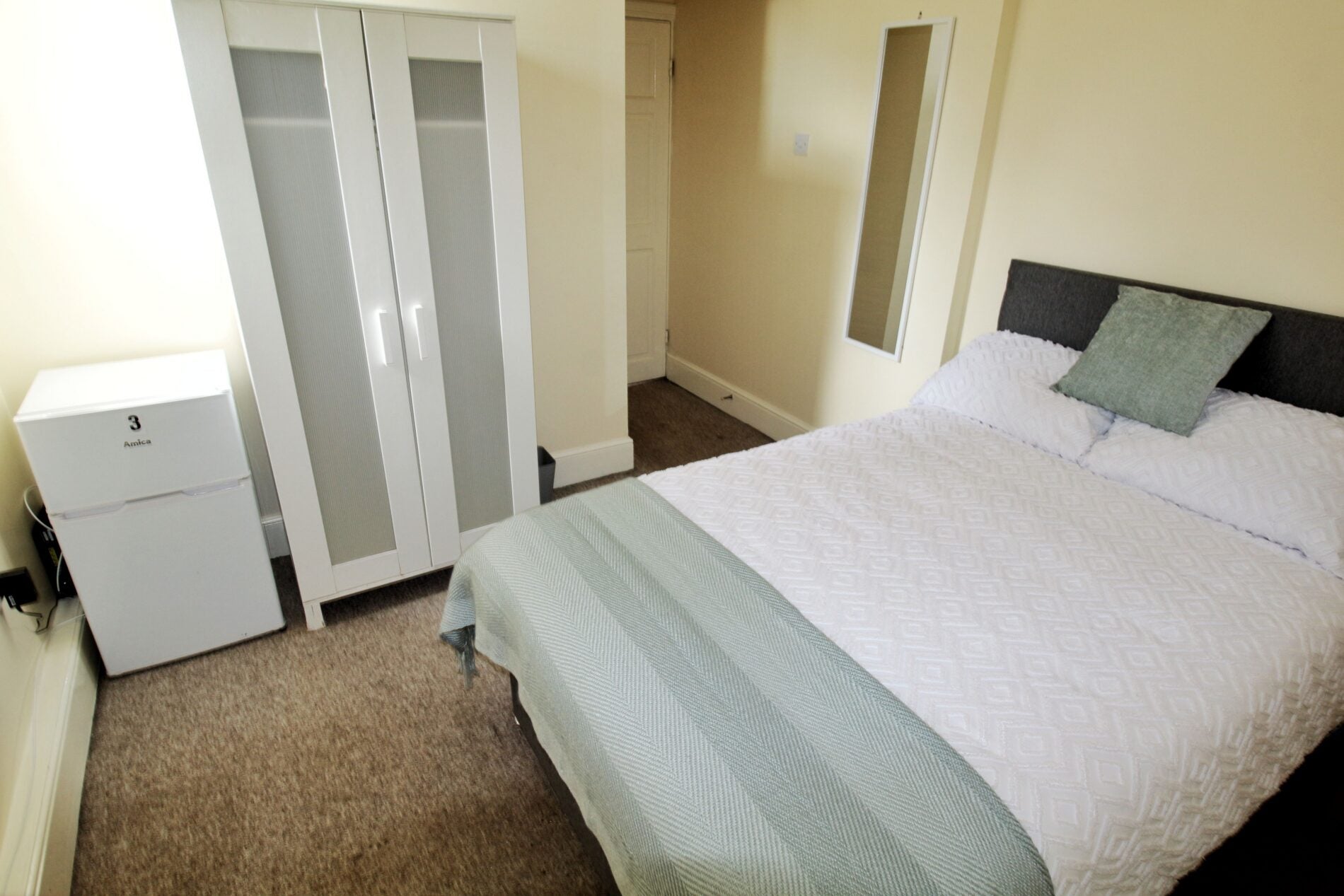 Room Carholme Road in Lincoln