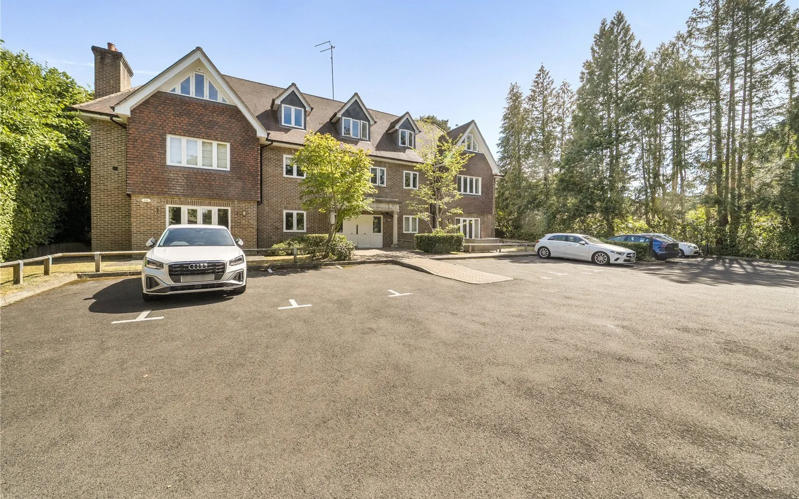 Flat London Road in Sunningdale