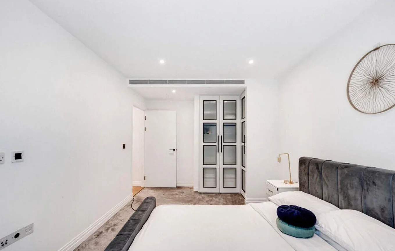 Flat Thurstan Street in Greater London