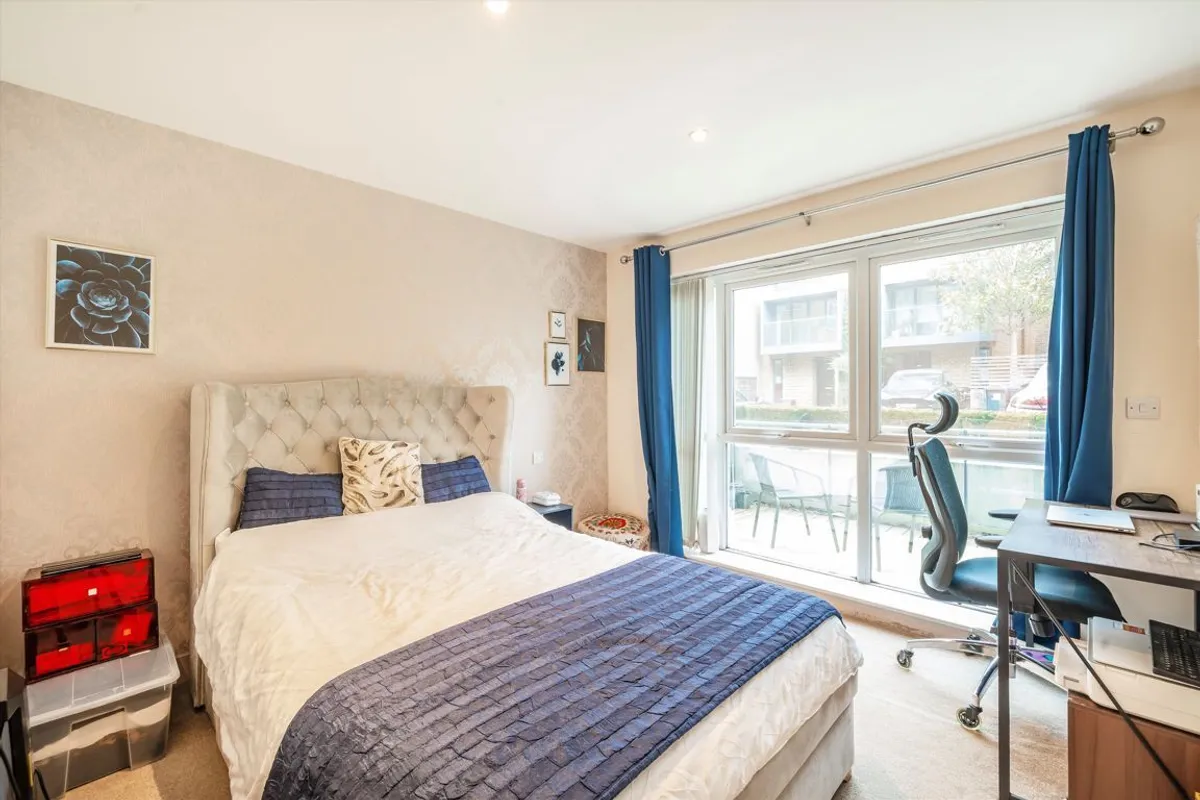 Flat Bromyard Avenue in Greater London