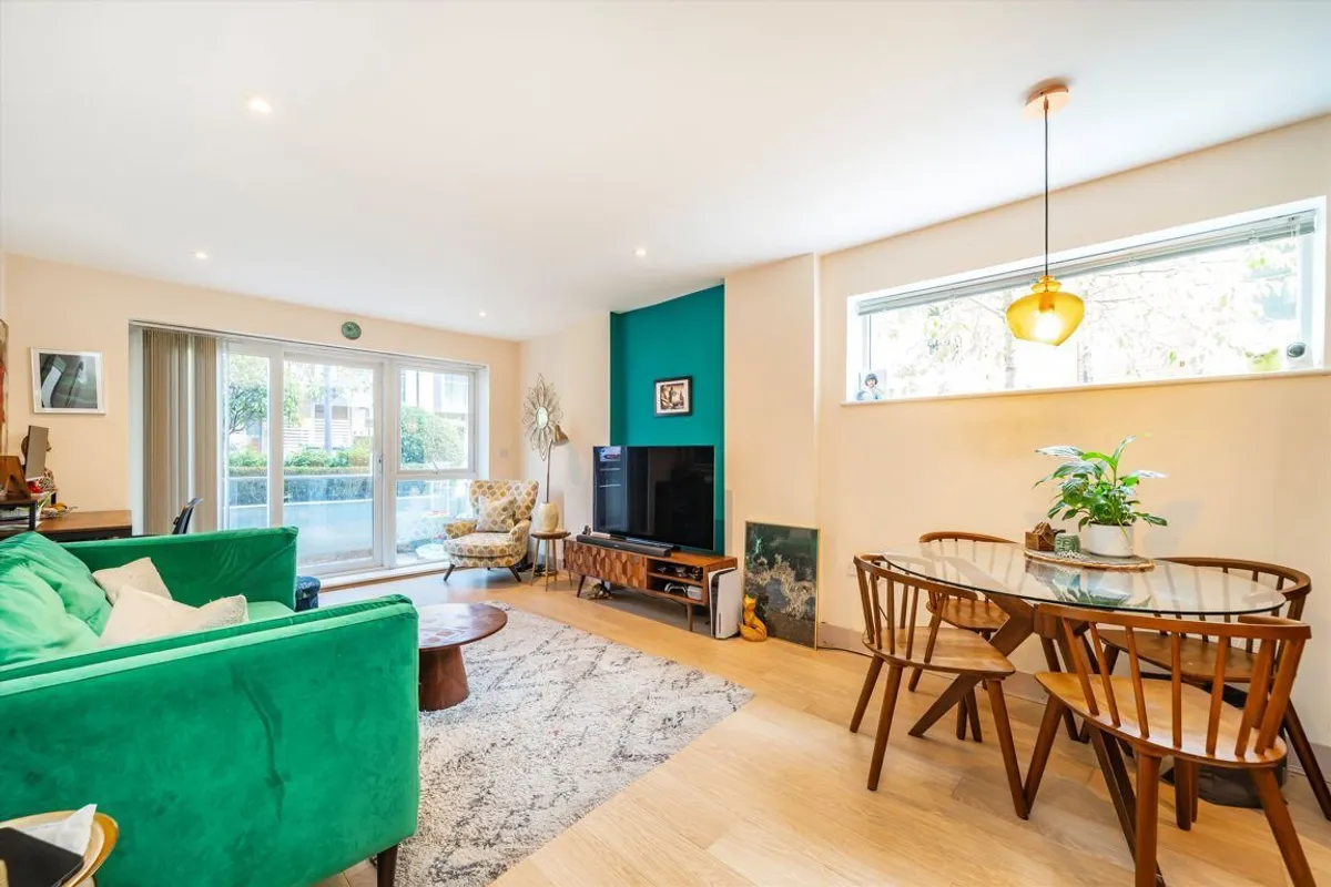 Flat Bromyard Avenue in Greater London