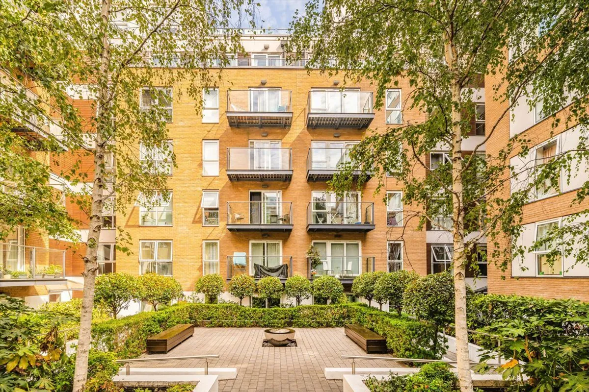 Flat Bromyard Avenue in Greater London