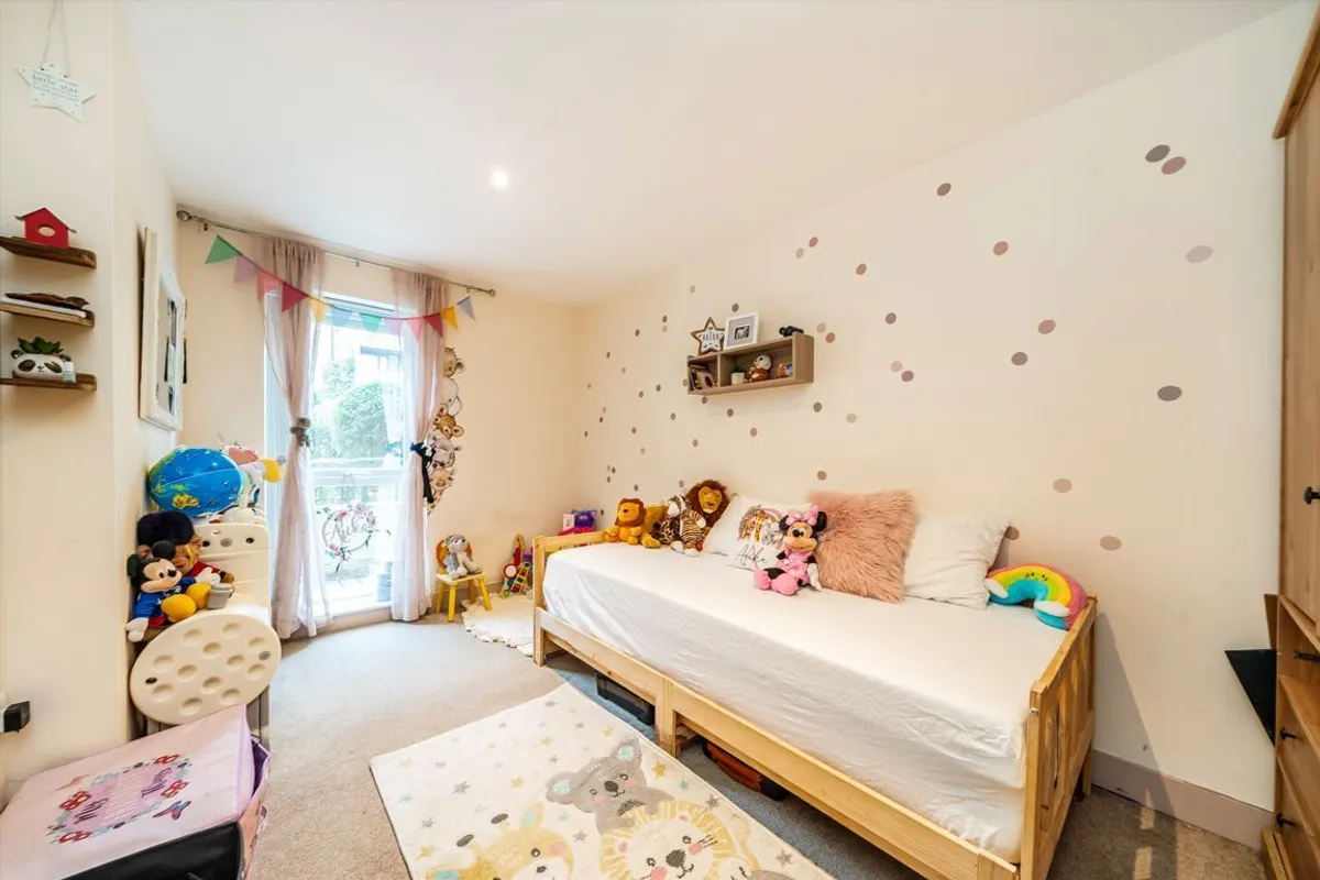 Flat Bromyard Avenue in Greater London