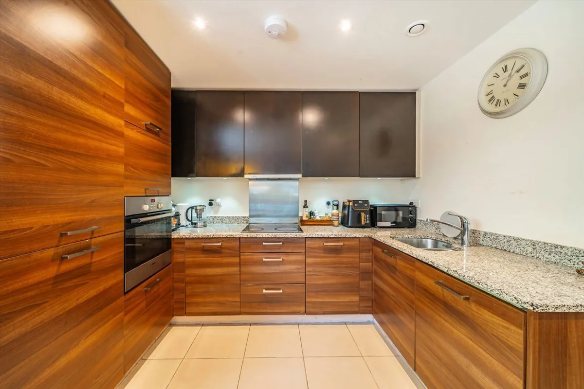 Flat Bromyard Avenue in Greater London