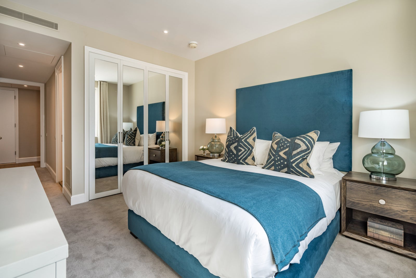 Flat Westferry Circus in Greater London