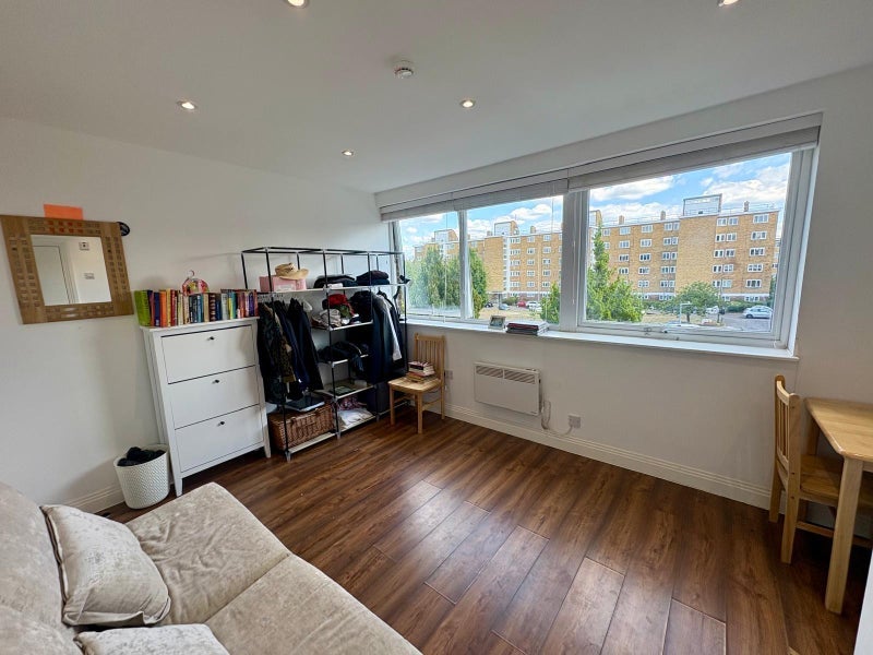 Room Cortis Road in Greater London