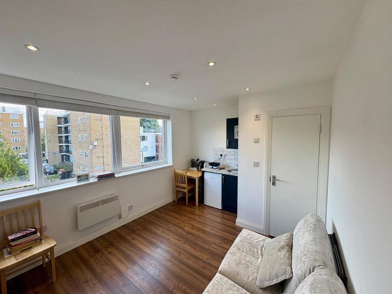 Room Cortis Road in Greater London