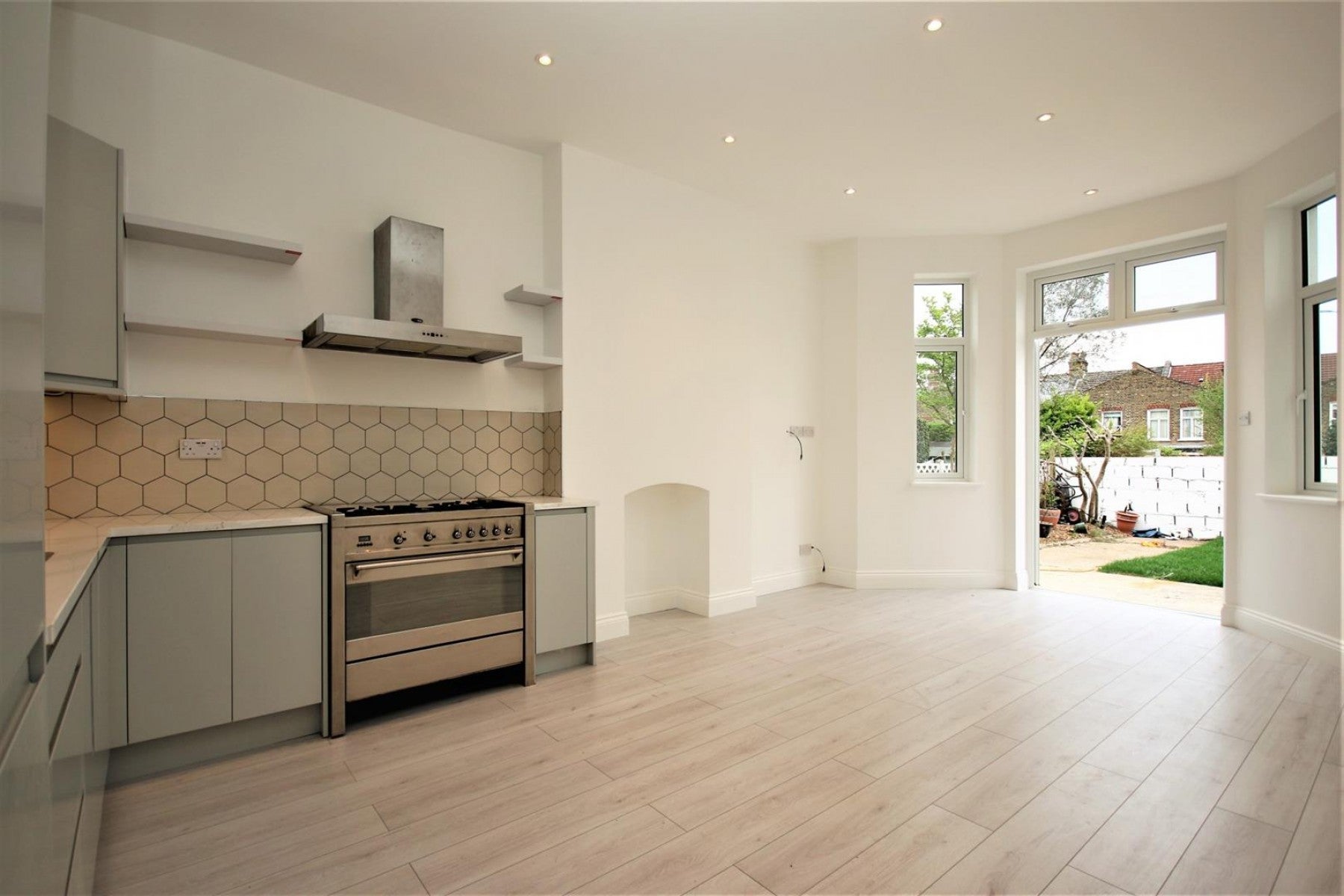 Flat Elvendon Road in Greater London