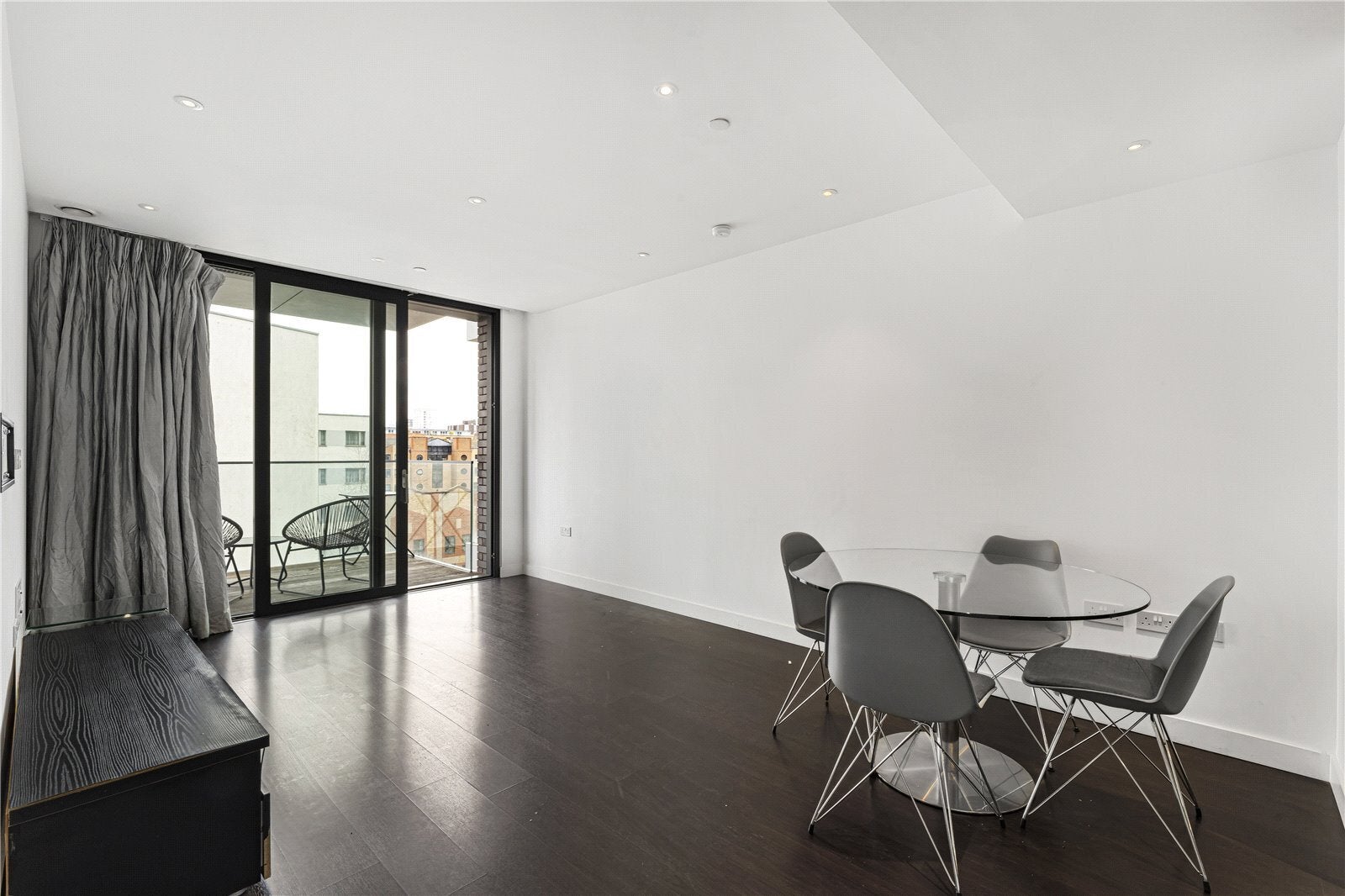 Flat Alie Street in Greater London